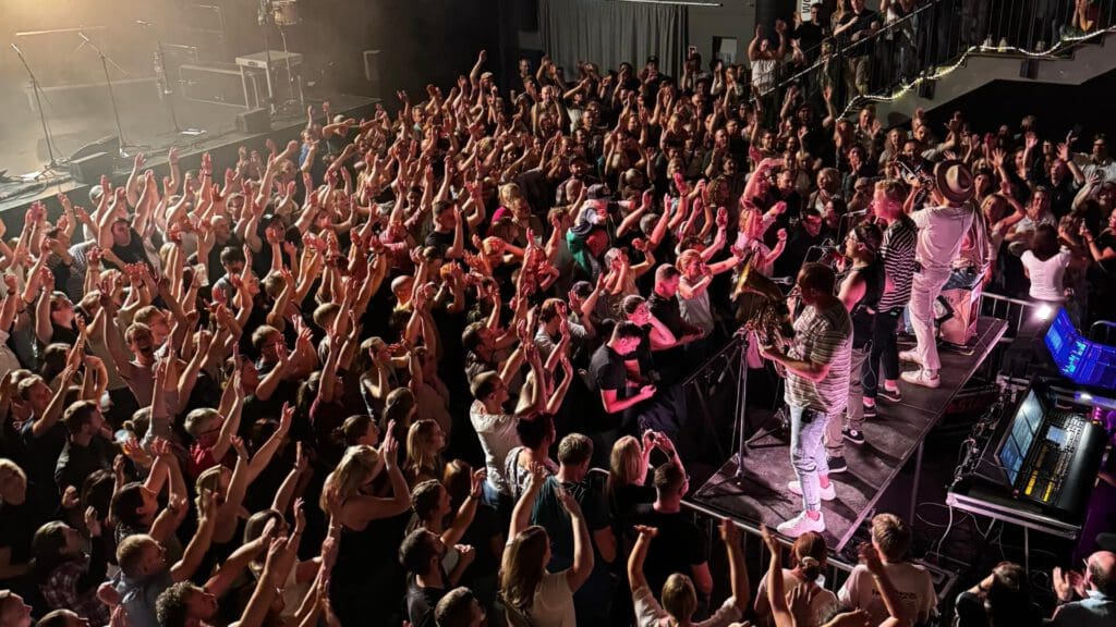 Konzert im westand Braunschweig: Musiker stehen auf einer kleinen Bühnen im hinteren Saalbereich.